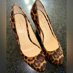 EUC Jessica Simpson Women's Sexy Cash Slip On Wedge in Leopard Print